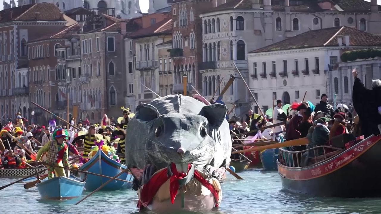 La 'Pantegana' guida la sfilata di maschere e barche per il Carnevale di Venezia sull'acqua