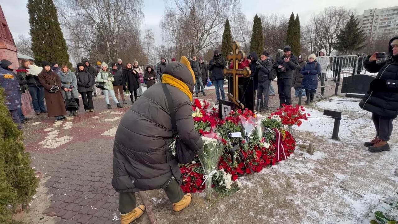 In fila per omaggiare la tomba di Navalny un anno dopo la morte