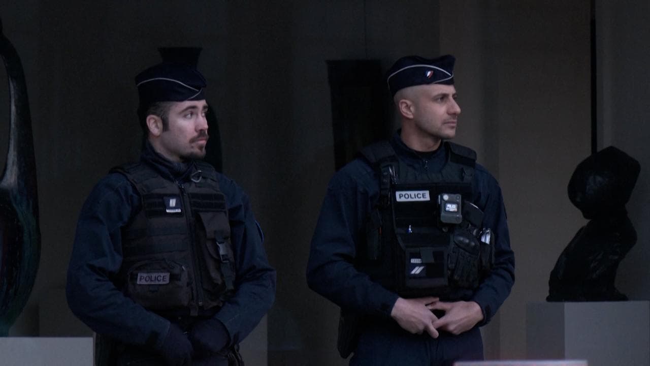 Parigi, strade blindate e polizia: si alza il livello di sicurezza per il vertice dei paesi europei