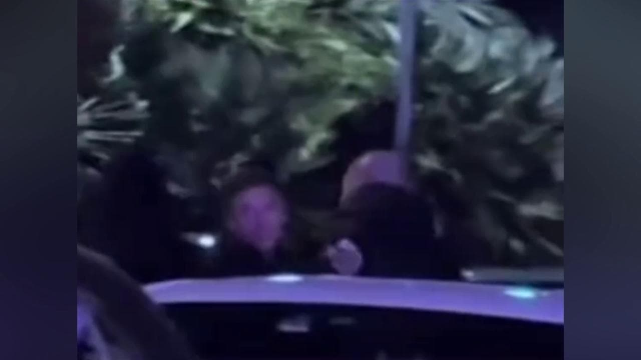 Sanremo, Fedez furioso contro passante che insulta Chiara Ferragni: il rapper bloccato dai bodyguard