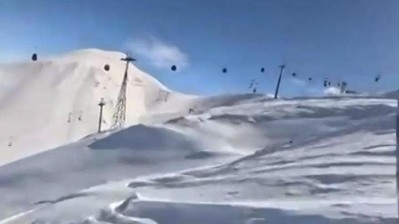 Turchia, sciatore travolto da una valanga: la scena ripresa dalla telecamera sul casco