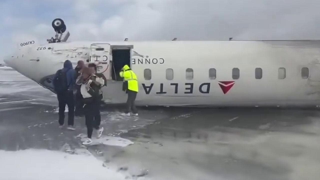 Toronto, aereo della Delta Airlines si capovolge in atterraggio: i primi soccorsi
