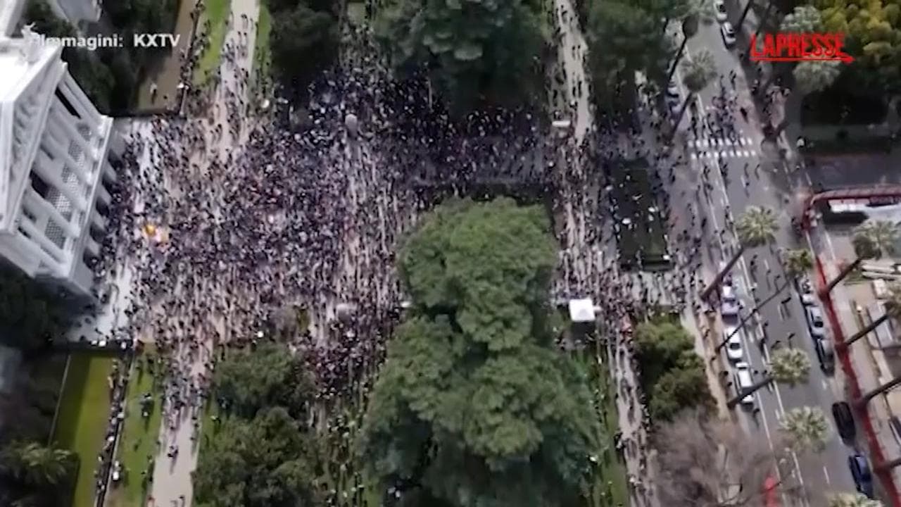 Stati Uniti, in California e Arizona proteste anti-Trump: a Phoenix tentativo di irruzione al Senato