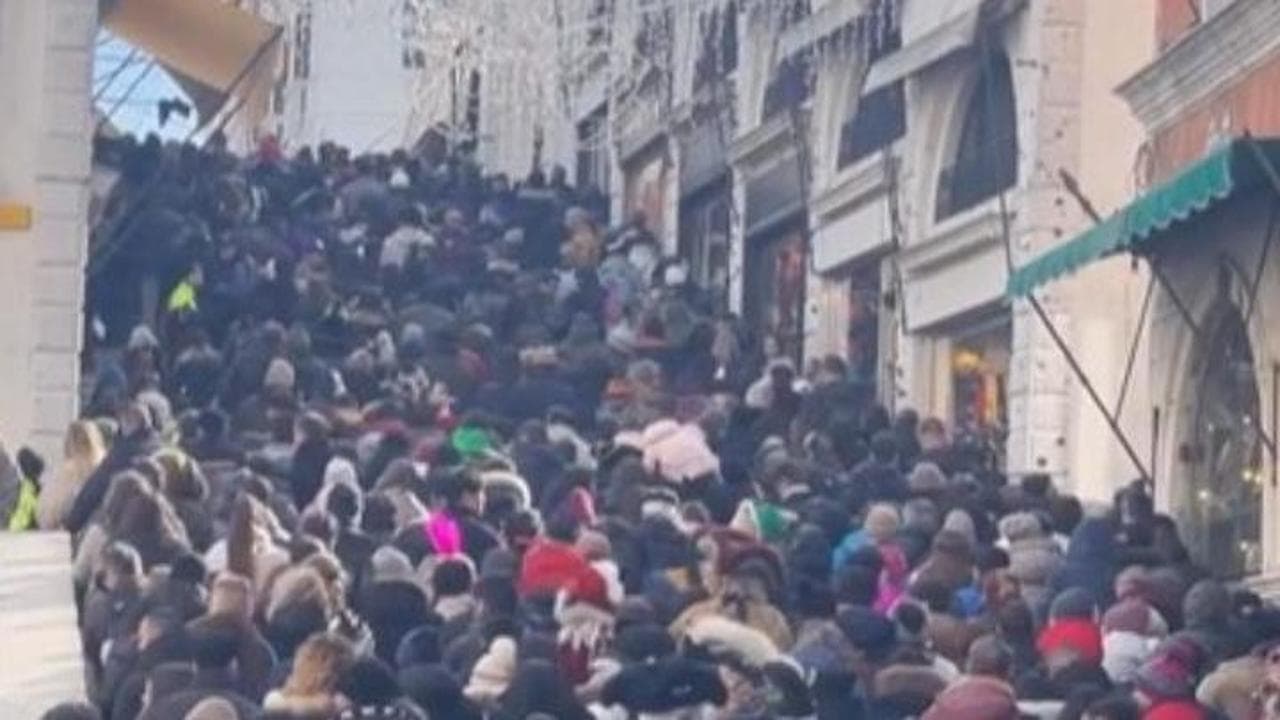 Venezia, folla per il Carnevale: turisti ammassati e bloccati sui ponti e nei vicoli