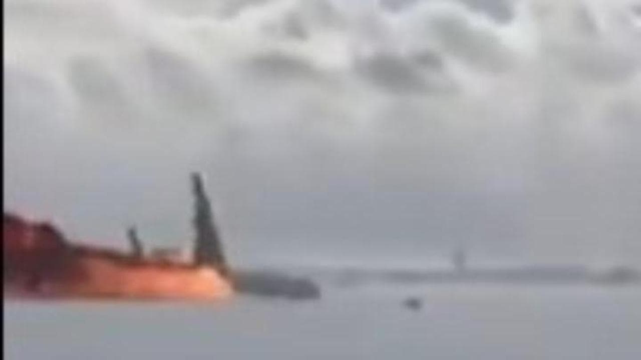 Toronto, il momento in cui l'aereo si schianta e si ribalta prendendo fuoco