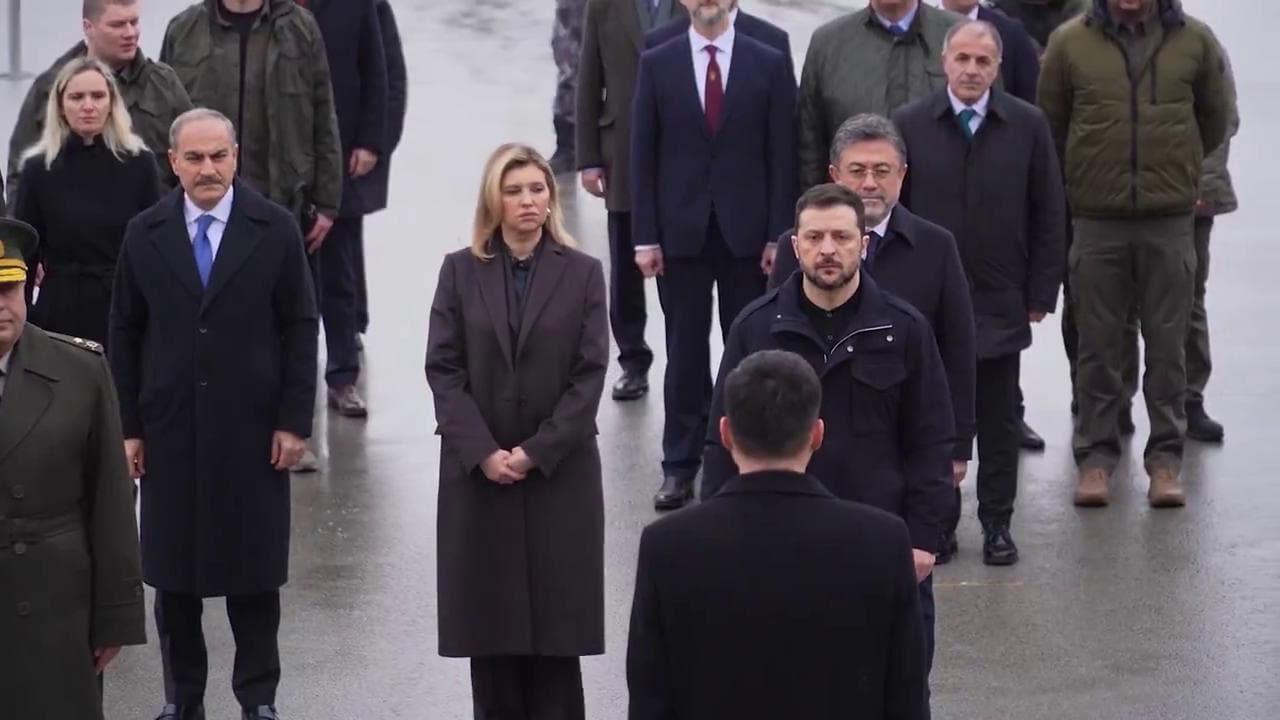 Turchia, Zelensky in visita ad Ankara: il presidente ucraino rende omaggio a Mustafa Kemal Ataturk