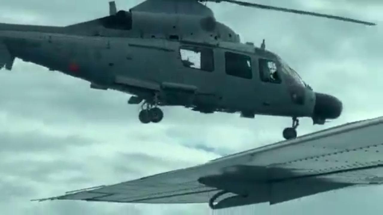 Elicottero cinese vola a 3 metri da un aereo da pattuglia filippino: sfiorata la collisione