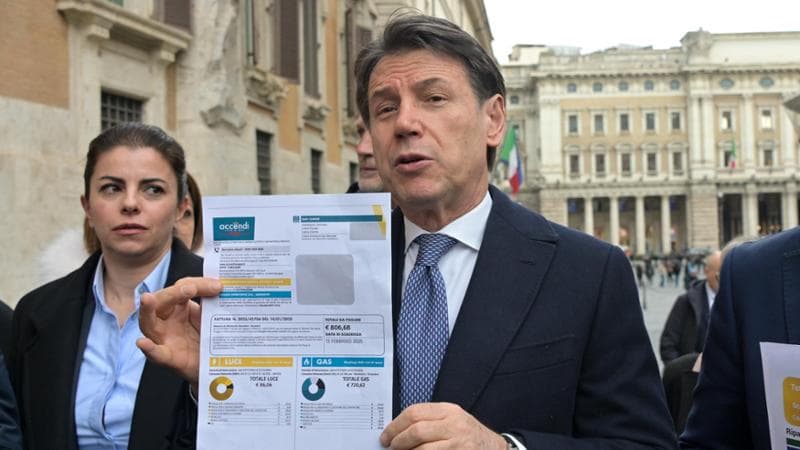 Governo: flash mob M5s, Italia in bolletta