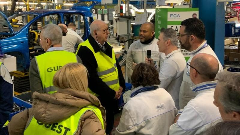 Imparato, capo Europa di Stellantis, incontra gli operai lungo la linea di montaggio di Pomigliano