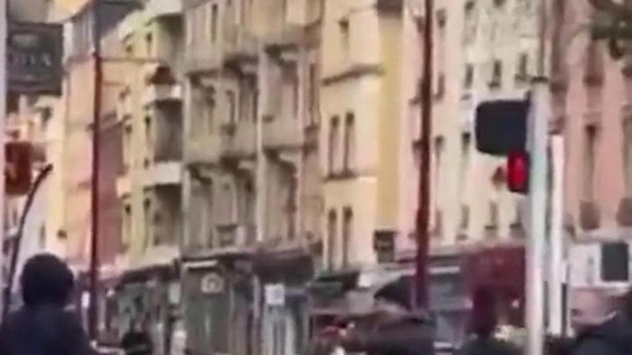 Francia, donna armata di coltello nel centro di Belfort: gli agenti di polizia la fermano così