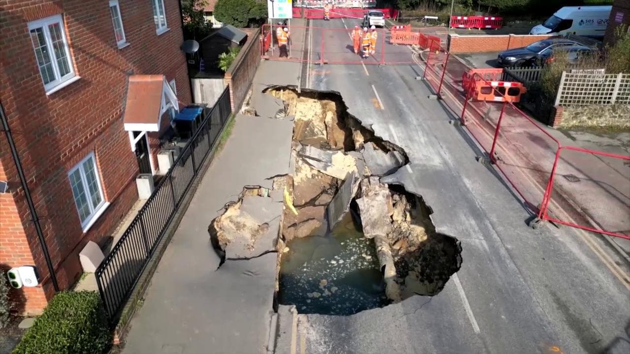 Gb, enorme voragine si apre in una strada di un villaggio inglese: le immagini dal drone