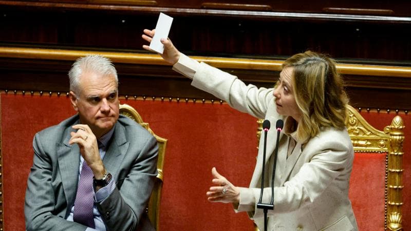 Il ministro della Pa Paolo Zangrillo accanto alla premier Giorgia Meloni
