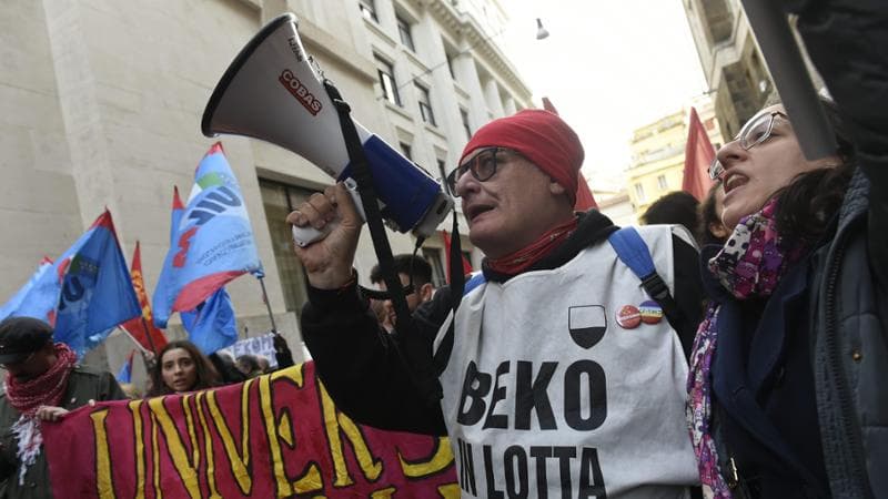 MANIFESTAZIONE DI FRONTE AL MIMIT DELLE LAVORATRICI E I LAVORATORI BEKO IN LOTTA MEGAFONO