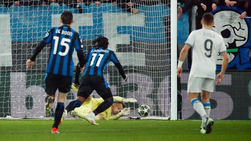 Il rigore calciato da Lookman e parato da Mignolet