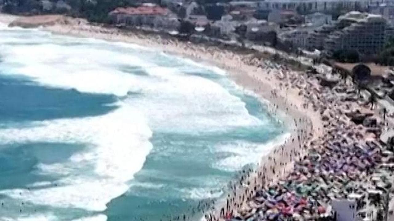 Brasile, ondata di caldo eccezionale: a Rio de Janeiro il drone riprende la spiaggia-formicaio
