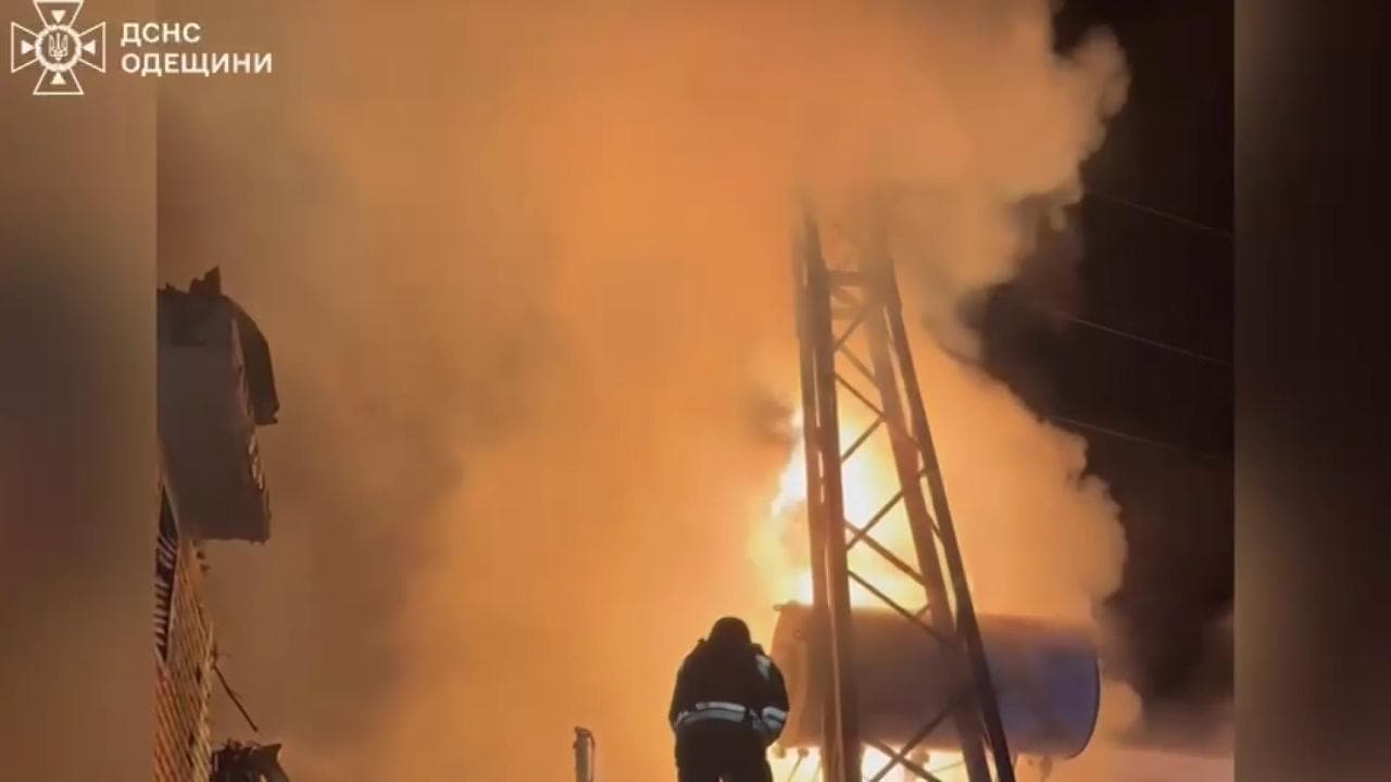 Ucraina, droni russi su Odessa: fiamme e macerie dopo il raid notturno