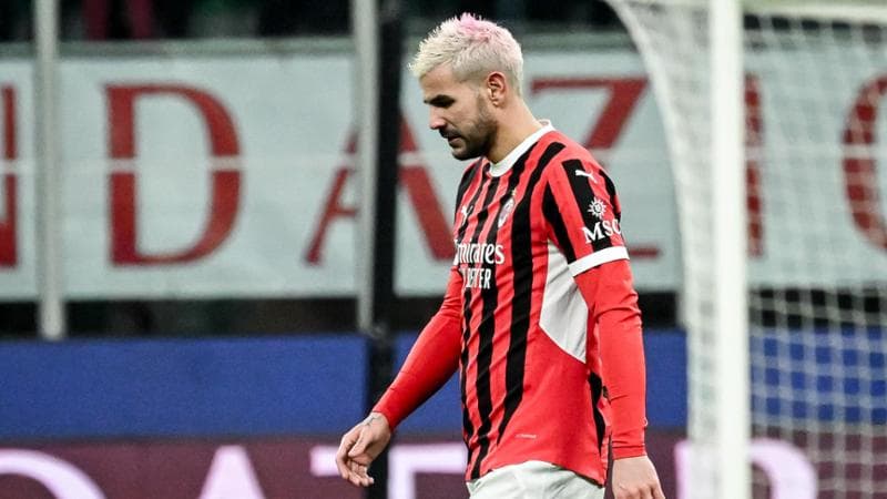Theo lascia il campo dopo l'espulsione in Milan-Feyenoord