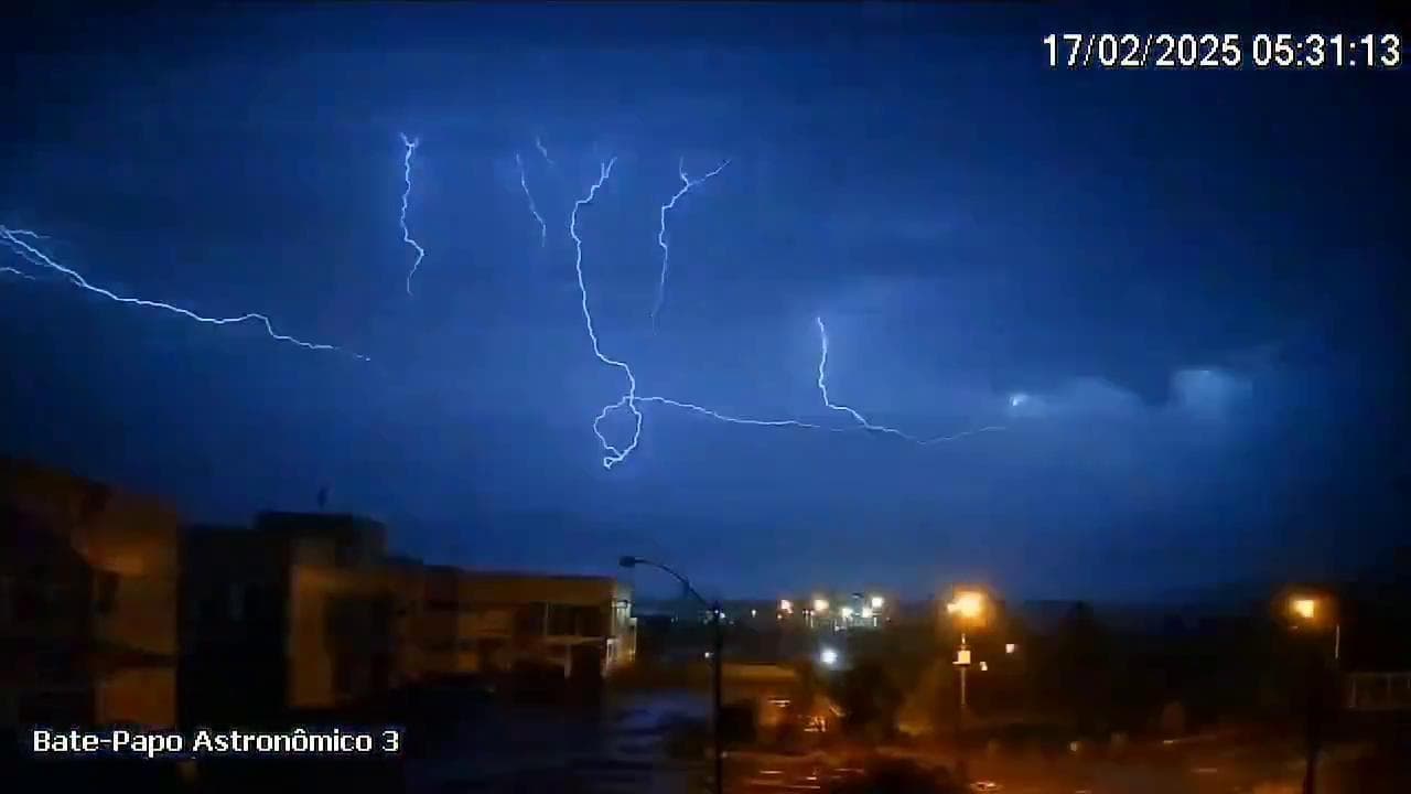 Brasile, maltempo nel Rio Grande do Sul: 500 fulmini illuminano il cielo notturno a Santa Maria