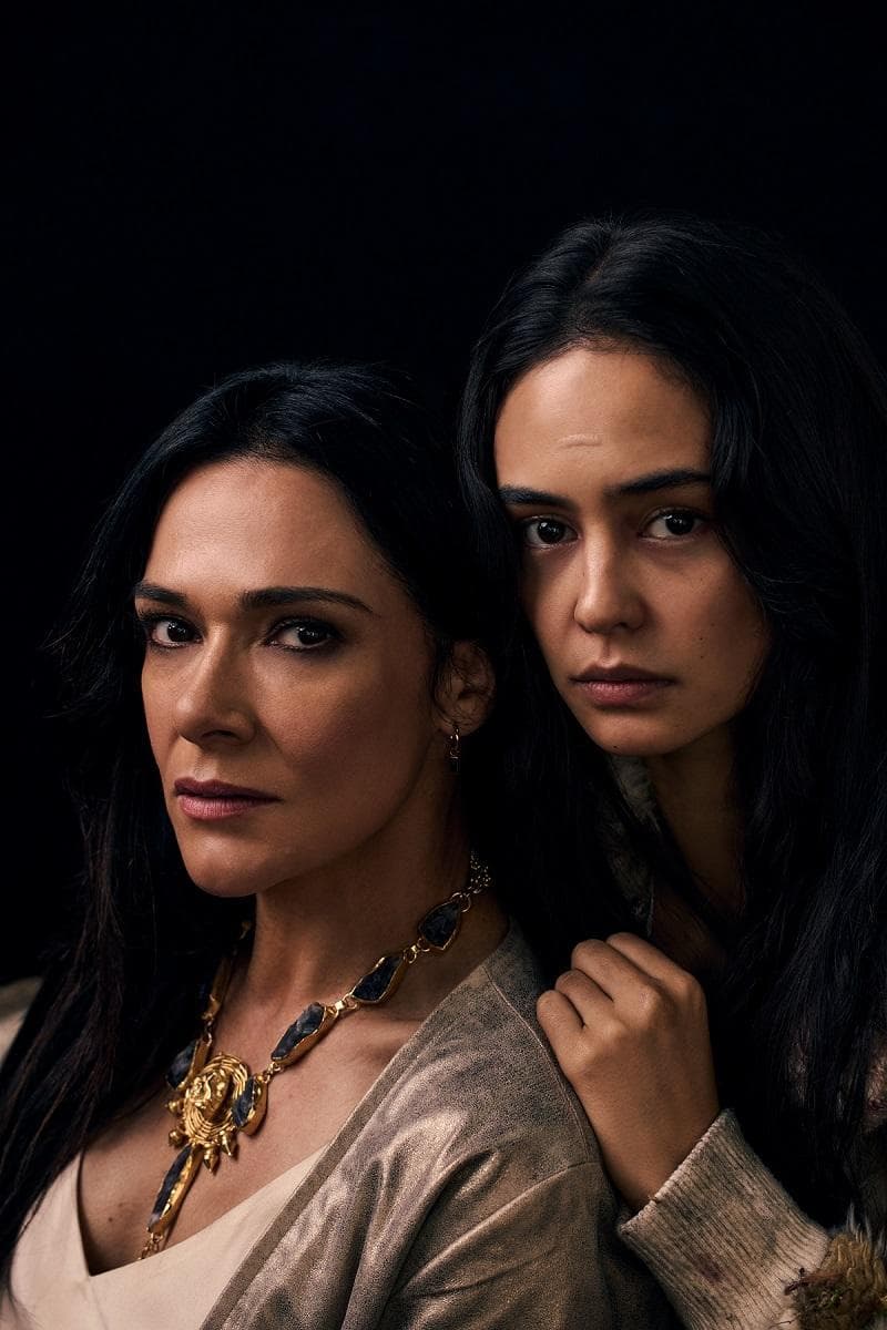 Simone Kessell e Courtney Eaton
