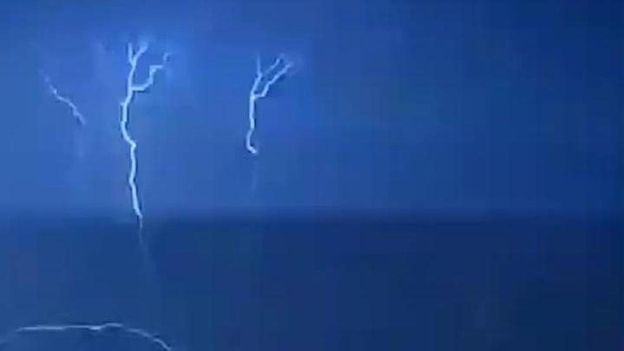 Brasile, maltempo nel Rio Grande do Sul: 500 fulmini illuminano il cielo notturno a Santa Maria