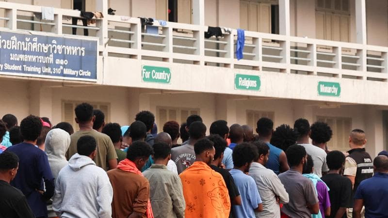 Persone salvate da alcune "scam cities" in Myanmar portate in un luogo di accoglienza in Thailandia