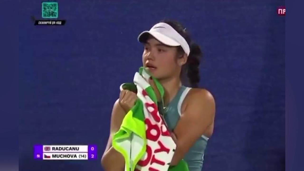 Tennis, Emma Raducanu interrompe il match e scoppia a piangere: vede il suo stalker tra il pubblico