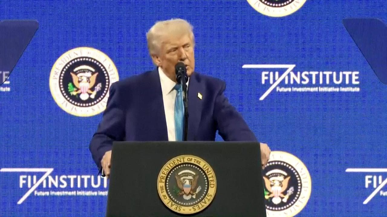 Trump: "Zelensky pessimo, ci ha trascinato in una guerra che non può vincere e non ha consensi"