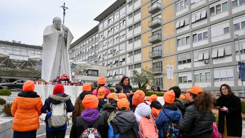 Papa Francesco, “lieve miglioramento”. Ravasi: “Verosimile che possa dimettersi”