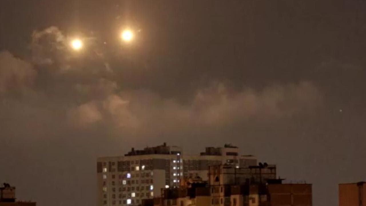 Kiev, battaglia in cielo all'alba: droni russi attaccano, la risposta della contraerea ucraina