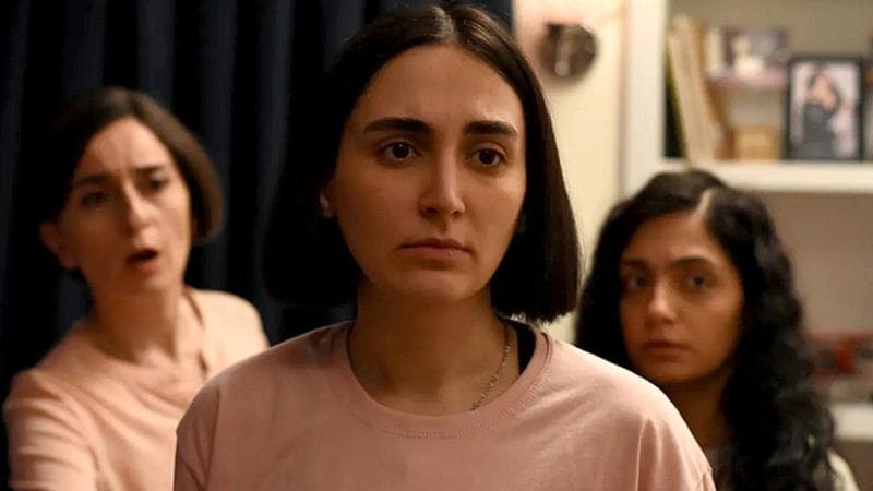 Una scena del film Il seme del fico sacro di Mohammad Rasoulof: da sinistra, Soheila Golestanid (è Najmeh), Mahsa Rostami (Rezvan) e Setareh Maleki (Sana)