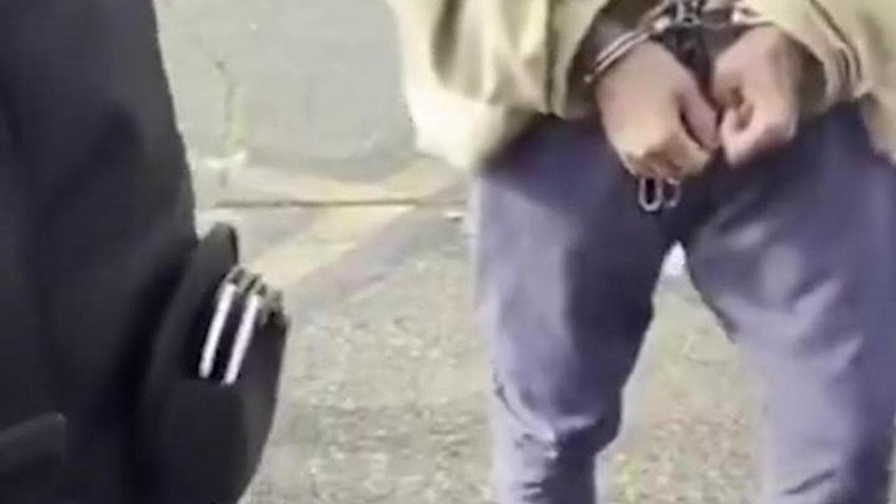 Il rumore "rilassante" delle manette: così la Casa Bianca spettacolarizza il dramma dei migranti
