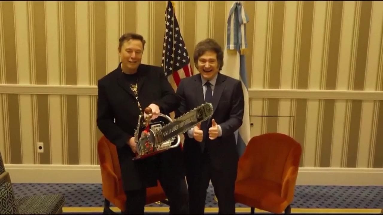"Elon, ho un regalo per te": Milei dona a Musk una motosega
