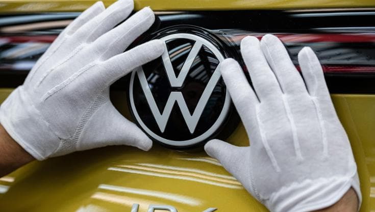 Auto elettriche, l’Antitrust apre un’istruttoria su 4 gruppi. Stellantis: “Piena collaborazione”