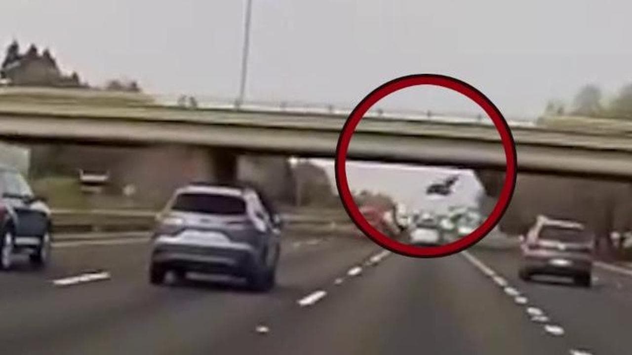 California, l'auto cade dal cavalcavia sull'autostrada: le immagini dell'incidente