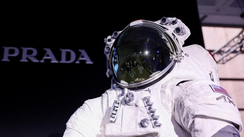 La tuta per l'allunaggio è stata disegnata da Prada