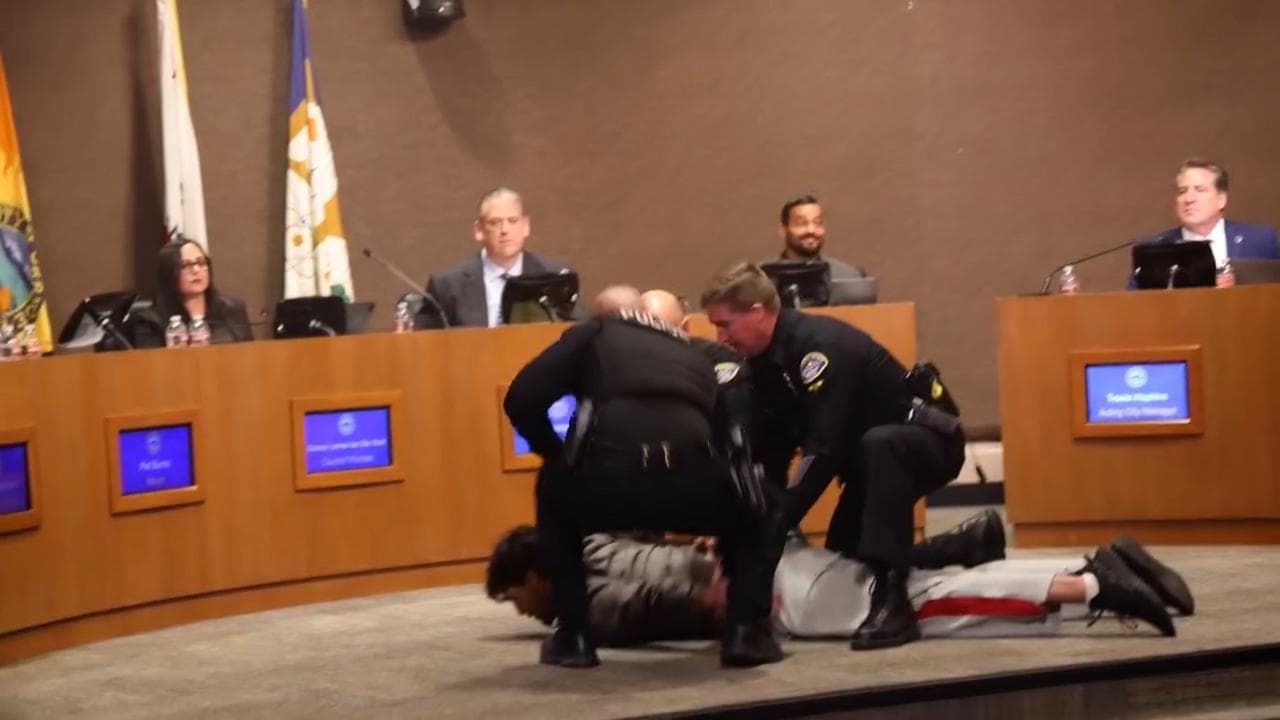 California, "MAGA è movimento nazista": Chris Kluwe, ex giocatore NFL, protesta e viene arrestato