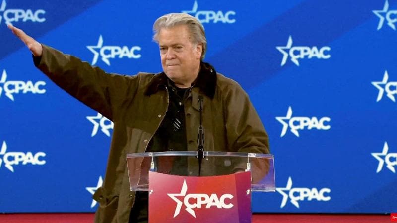 Bannon fa il saluto nazista dal palco della destra Usa: il boicottaggio dei lepenisti