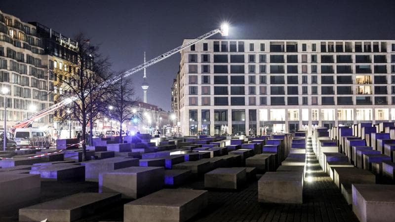 Berlino, uomo accoltellato al Memoriale della Shoah: paura prima delle elezioni