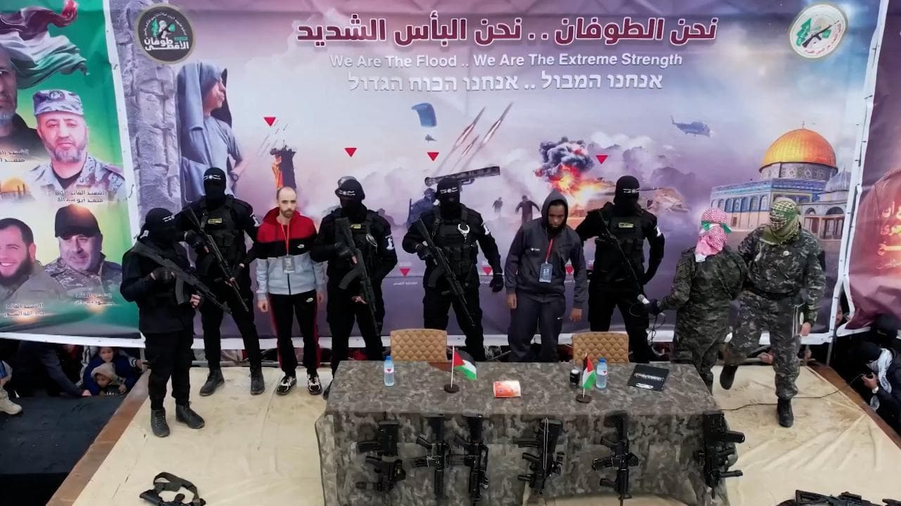 Rafah. Hamas consegna gli ostaggi Shoham e Mengisto alla Croce Rossa: le immagini dal drone