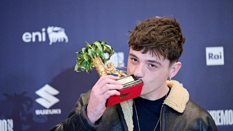 Olly rinuncia all’Eurovision: “Ho deciso di ascoltare me stesso”. Al suo posto in gara Lucio Corsi