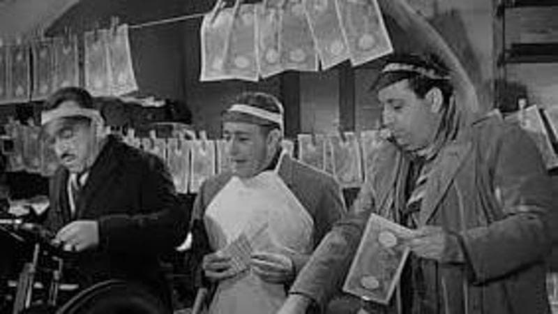 Una scena del film "La banda degli onesti" (1956) con, da sinistra, Giacomo Furia, Peppino De Filippo e Totò