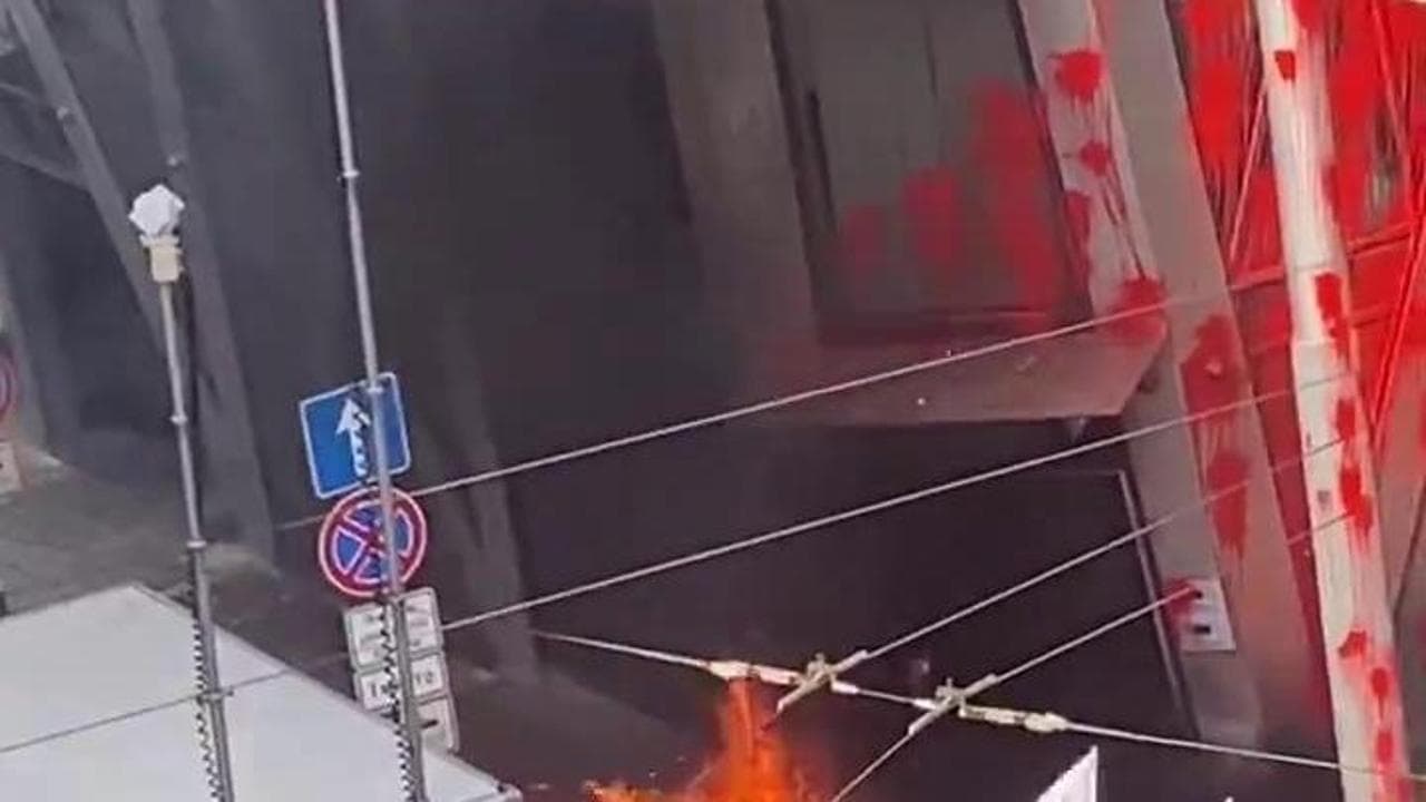 Sofia: molotov, vernice rossa e uova contro il palazzo della Ue. Von der Leyen: "Scene oltraggiose"