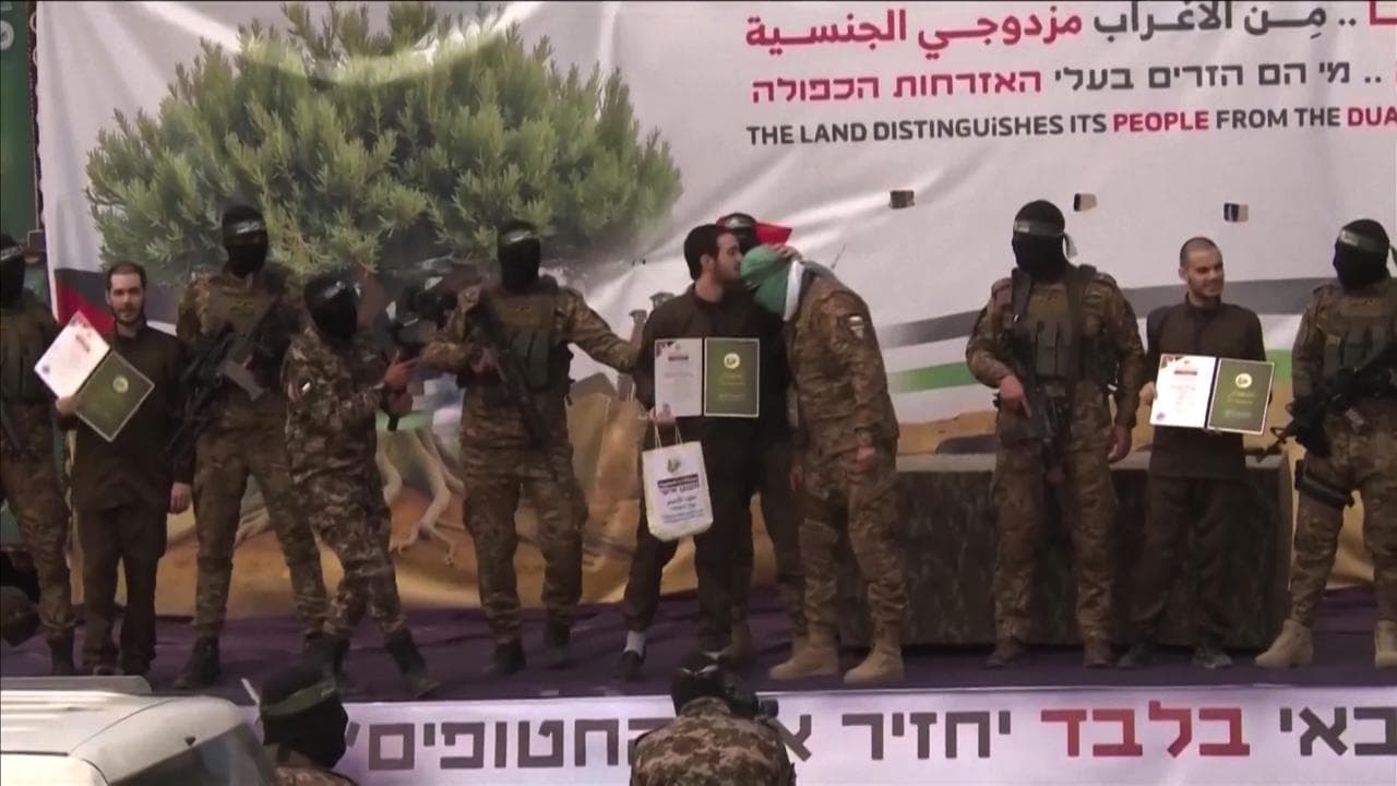 Israele, il bacio dell'ostaggio ai due miliziani di Hamas. "Costretto per il video"