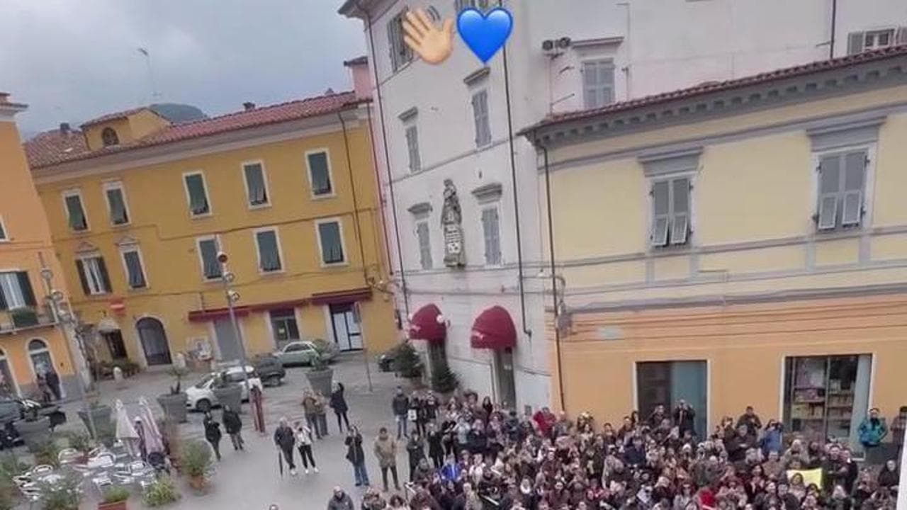 Carrara, lo spericolato Gabbani: bagno di folla dal cornicione del teatro
