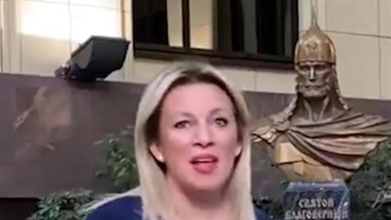 Russia, Zakharova riceve le firme della petizione contro Mattarella e canta "Bella Ciao"