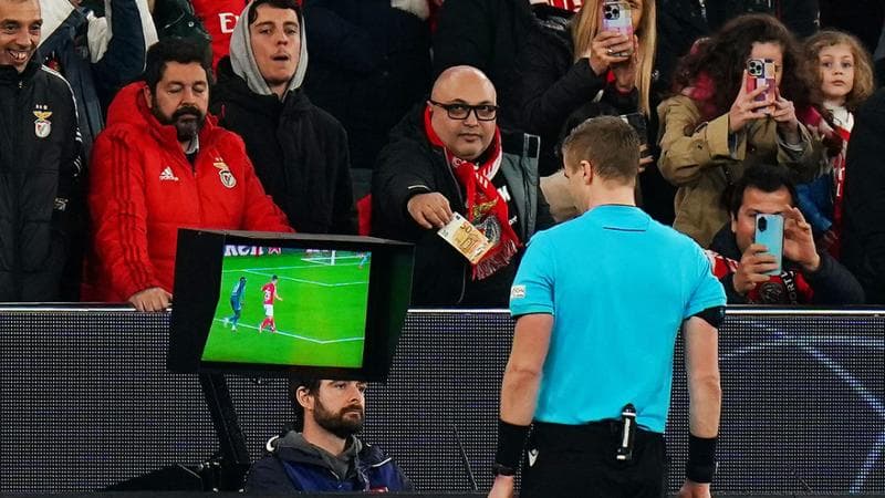 Un arbitro al monitor