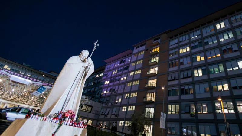 “Condizioni critiche”, per il Papa ossigeno e trasfusioni di sangue