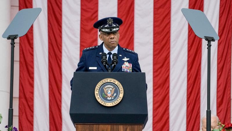 Pentagono, Trump licenzia il leader afro americano dell’esercito Brown: “È a favore dell’inclusione”