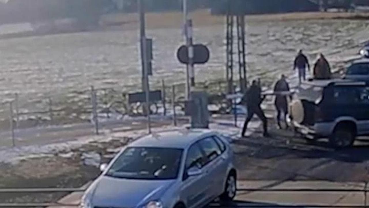 Polonia, auto si blocca in mezzo ai binari: il salvataggio pochi istanti prima dell'arrivo del treno