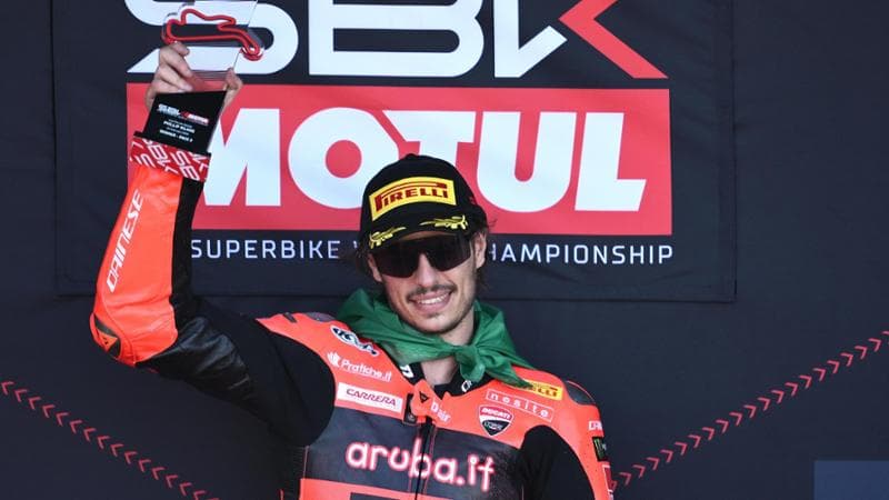 Nicolò Bulega festeggia sul podio